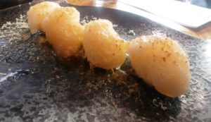 Vieira a la parmesana: Petxina pelegrí amb amb salsa de mantega japonesa i formatge parmesà gratinat