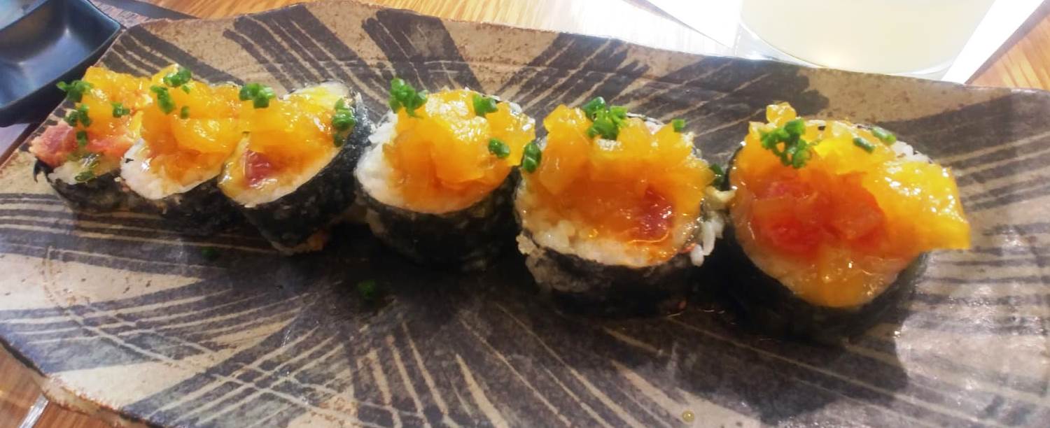 Sweet chilli tuna tempura: Tonyina picant amb alvocat, ceba japonesa i chutney de pinya
