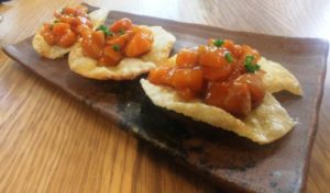 Taquitos nikkei: Fajitas cruixents amb tàrtar de salmó amb salsa nikkei